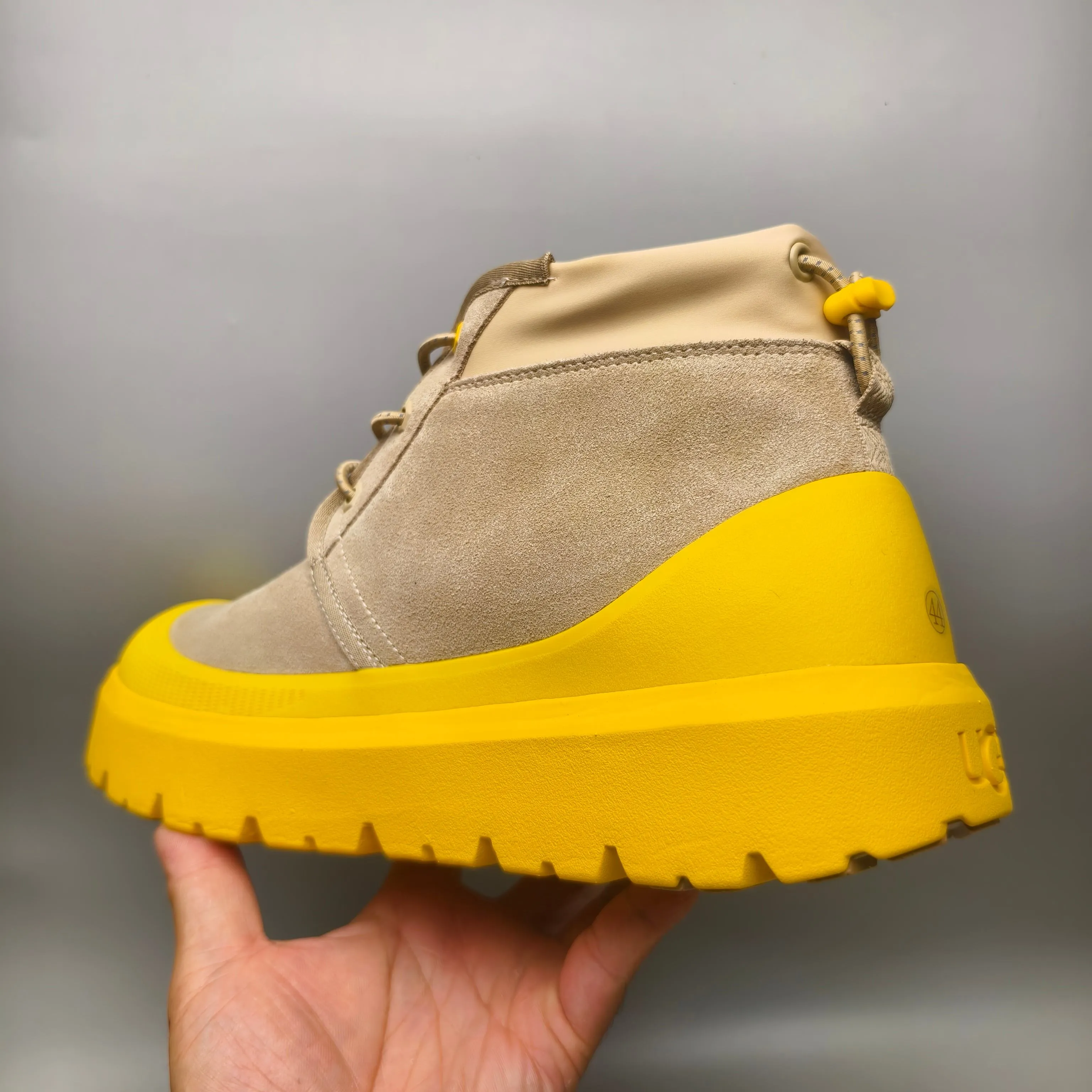 Couple model 👫 💰560 UGG sheepskin all-in-one snow boots 3991 Tasman Weather Hybrid snow boots 👢 Wang Yibo's same 👏 classic Tasman shoe model is added with a large orange sole, functional color contrast design, environmentally friendly waterproof and snowproof material, which is both fashionable and functional. At the same time, it is paired with the new UGG Keen furry color-blocking jacket. Bright orange and maroon collide to create a new light outdoor style and open up a new travel experience in early autumn! Using the best materials, the 17mm fur integrated surface is warmer and breathable, and the outsole is upgraded to a lightweight and wear-resistant light wing technology outsole!  Color: Black White Red Blue Light Gray Dark Gray Military Green Yellow Size: 35-45